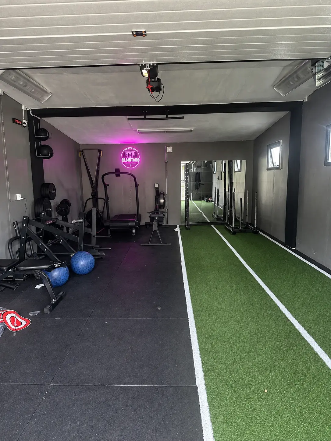 Gymmet från ena sidan